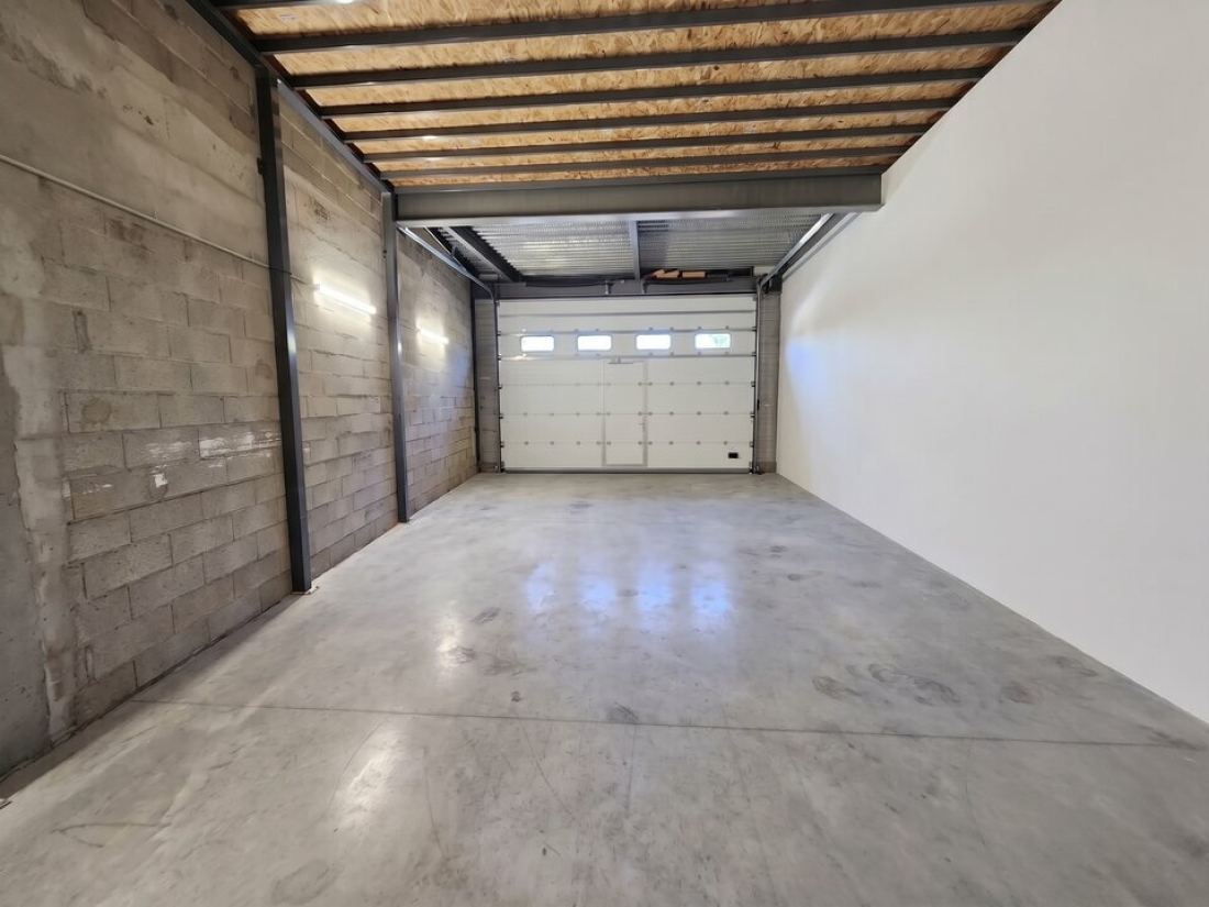Photo 2 – location Entrepôts / activités	ROQUEBRUNE SUR ARGENS (83520)