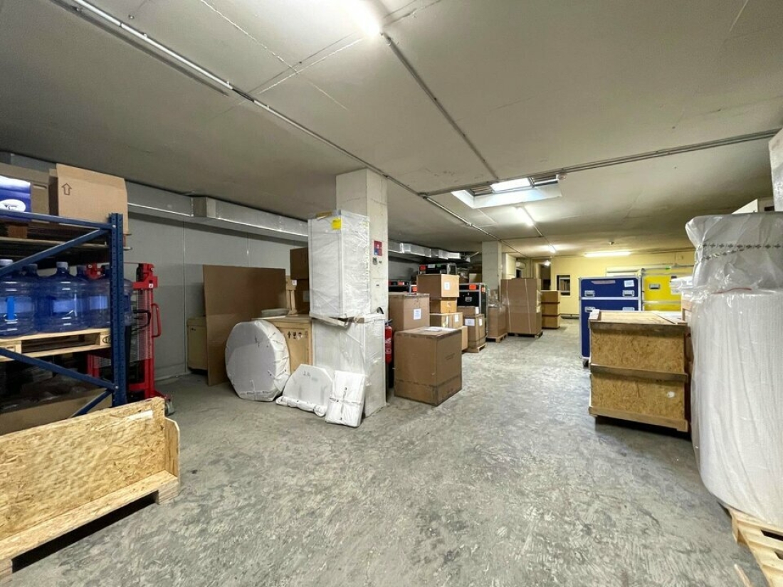 Photo 2 – location Entrepôts / activités	SAINT LAURENT DU VAR (06700)