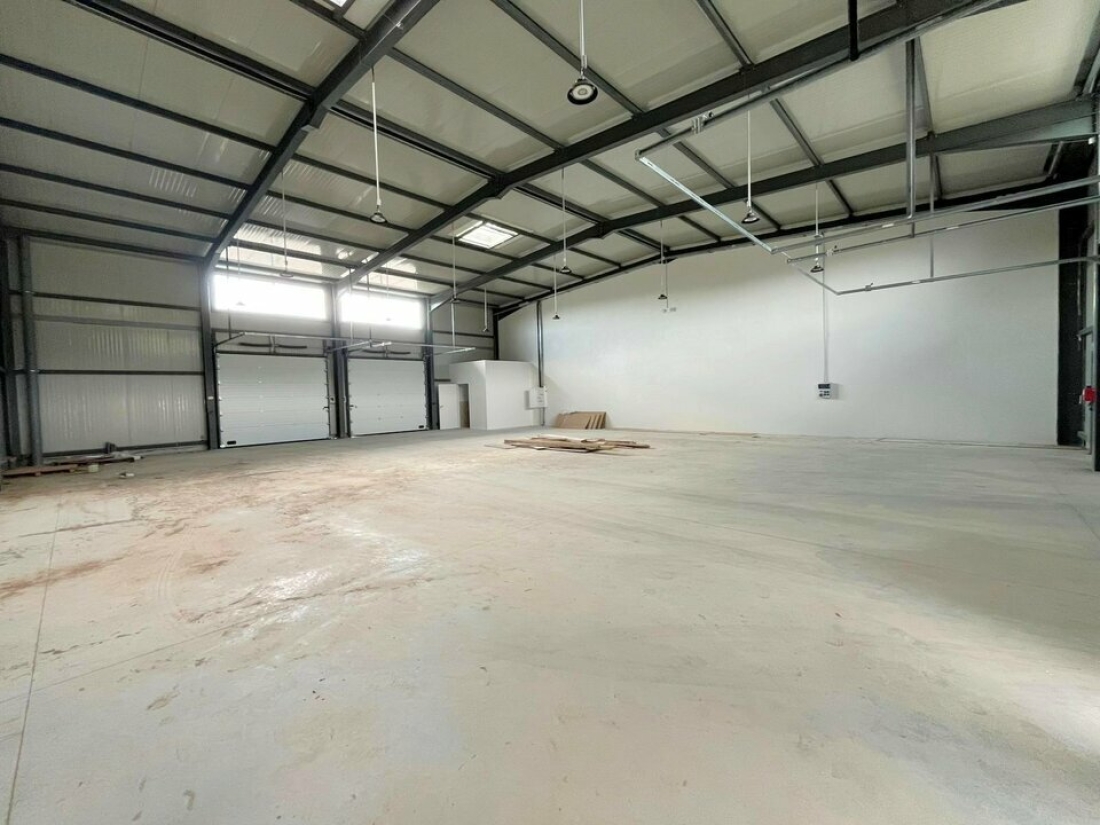 Photo 4 – location Entrepôts / activités	LES ARCS (83460)