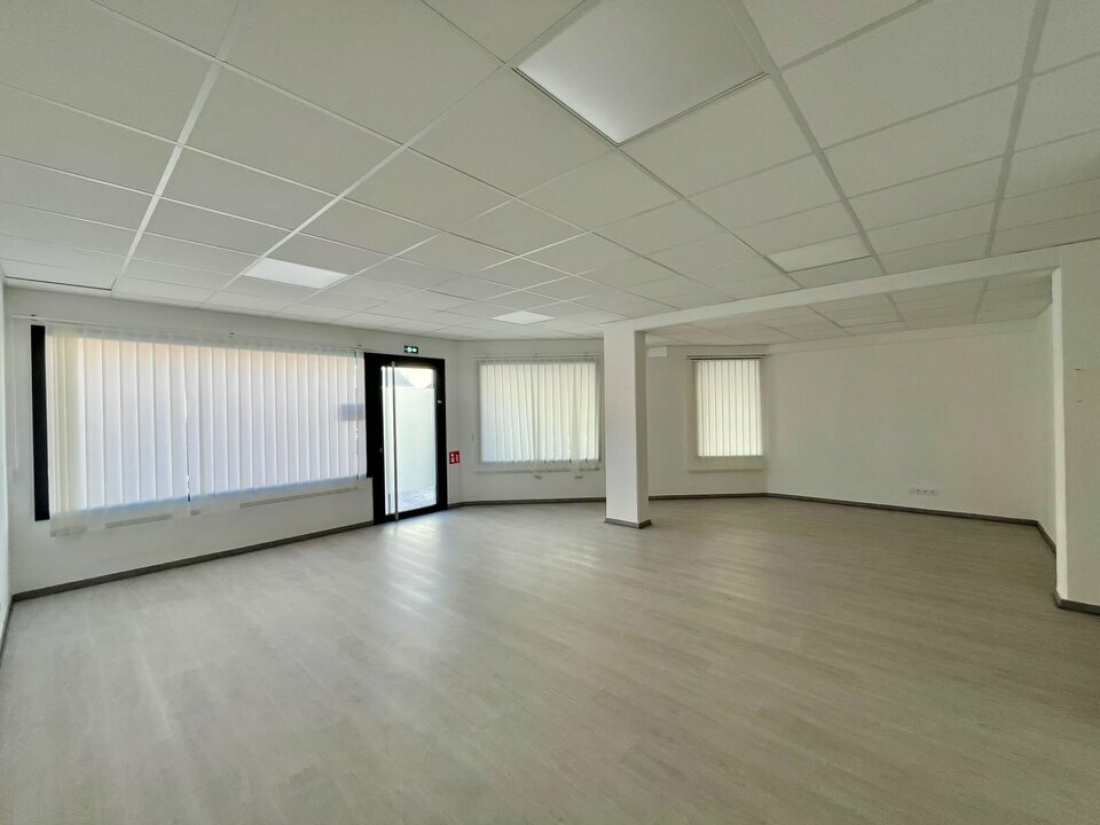 Photo 1 – location Locaux commerciaux	SAINT LAURENT DU VAR (06700)