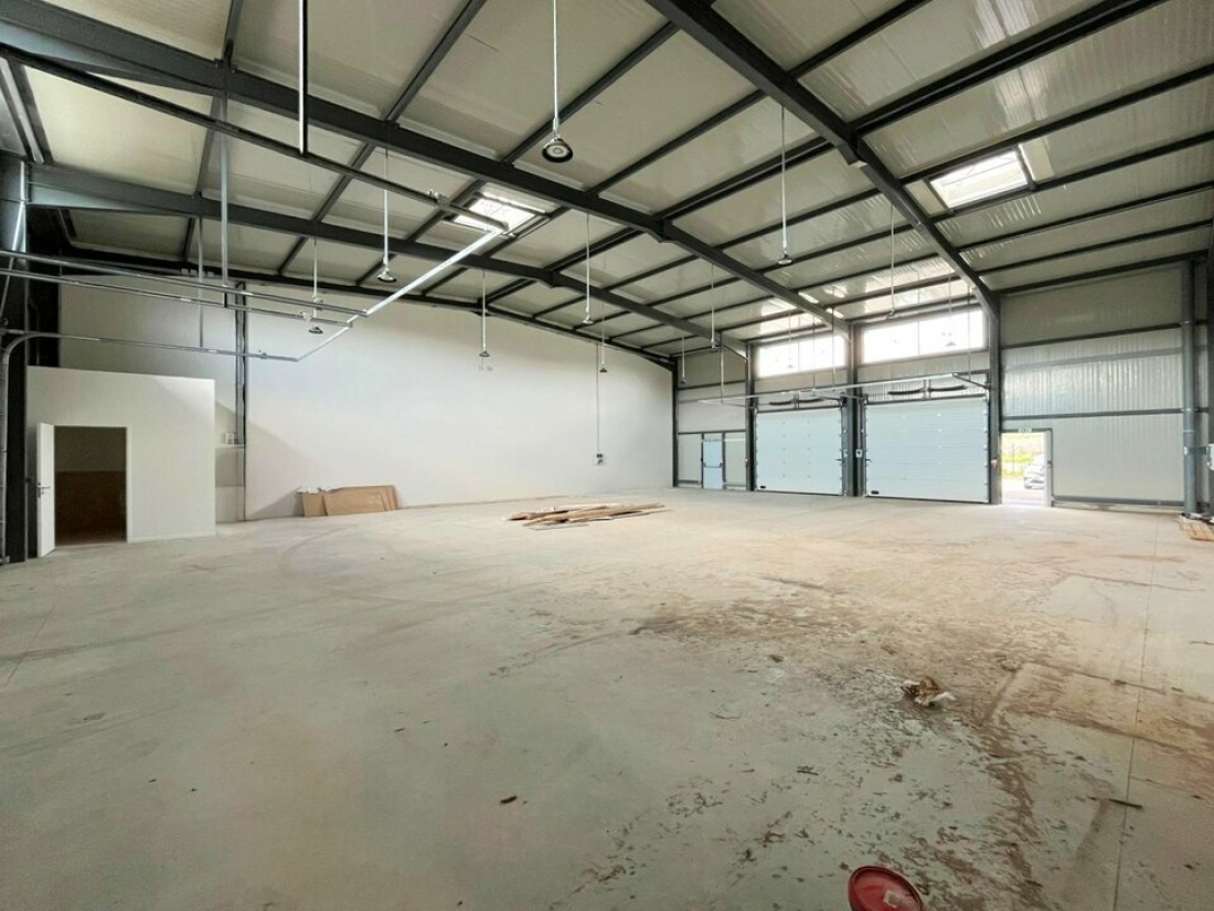 Photo 4 – location Entrepôts / activités	LES ARCS (83460)