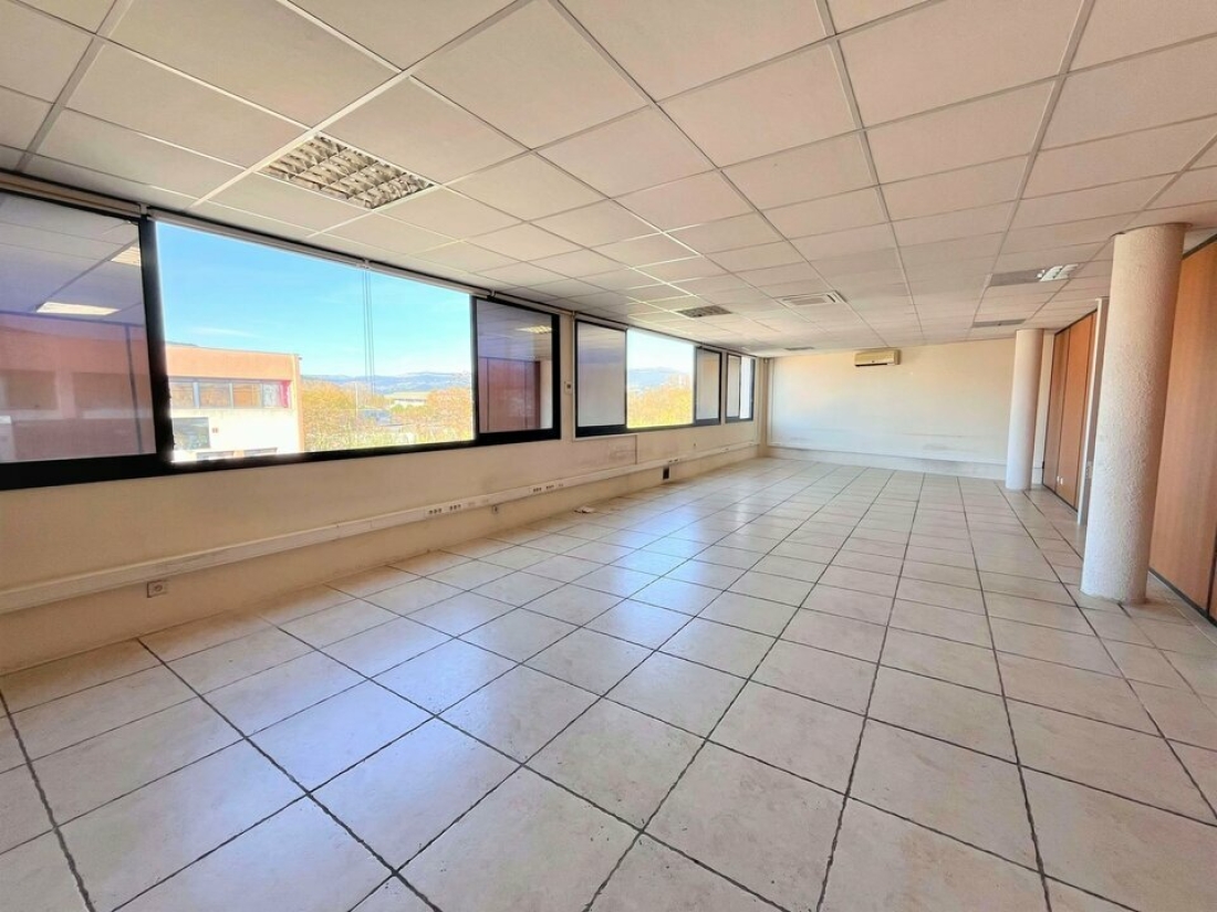 Photo 1 – location bureaux	CANNES LA BOCCA (06210)