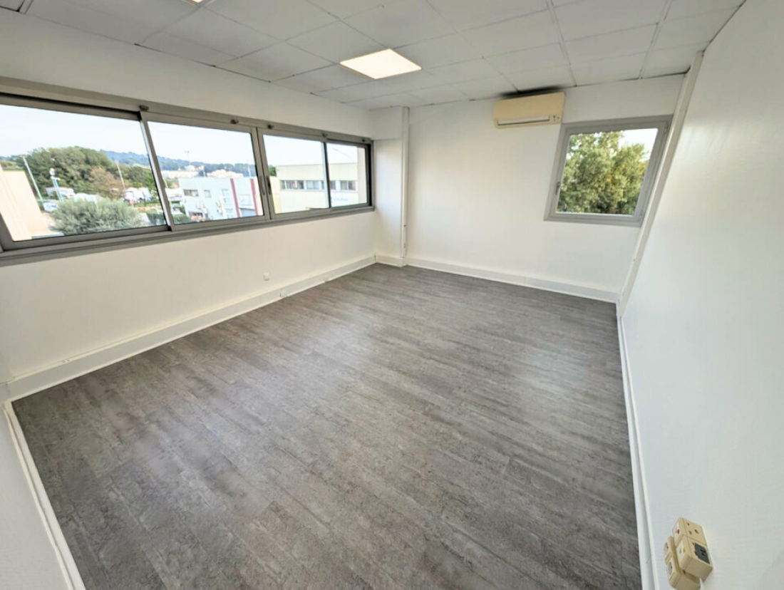 Photo 1 – location bureaux	MANDELIEU-LA-NAPOULE (06210)