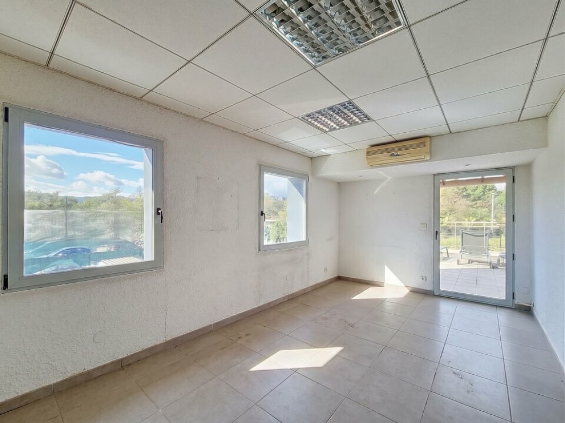 Photo 7 – location Entrepôts / activités	ROQUEBRUNE SUR ARGENS (83520)