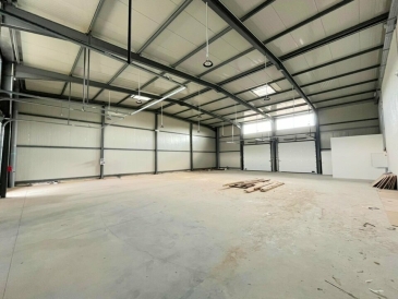 Photo 1 – location Entrepôts / activités	LES ARCS (83460)