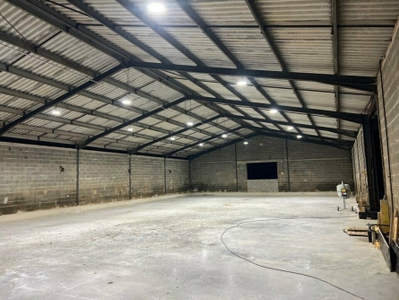 Photo 1 – location Entrepôts / activités	LE CANNET DES MAURES (83340)