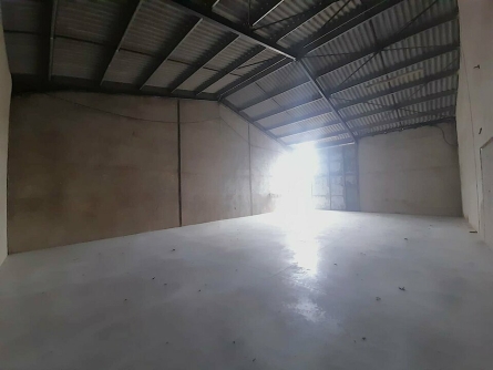 Photo 4 – location Entrepôts / activités	LE CANNET DES MAURES (83340)