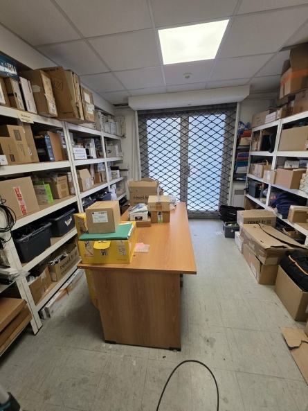 Photo 8 – location Entrepôts / activités	SAINT LAURENT DU VAR (06700)