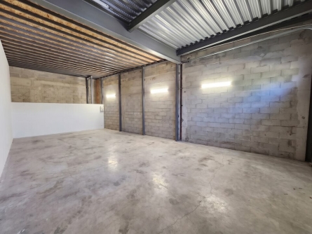 Photo 3 – location Entrepôts / activités	ROQUEBRUNE SUR ARGENS (83520)